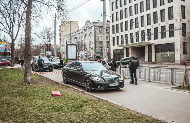 В Киеве расстреляли элитный Mercedes: подробности