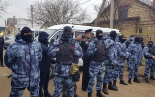 Масові обшуки у Криму: окупанти зі зброєю увірвалися до будинків кримських татар, фото