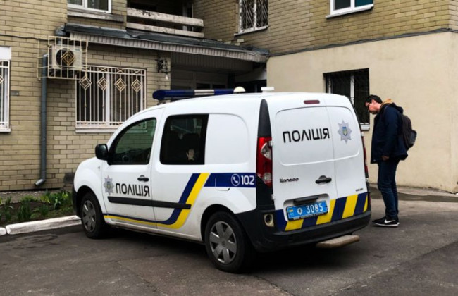 Трагедия в Киеве: из многоэтажки выпала девушка