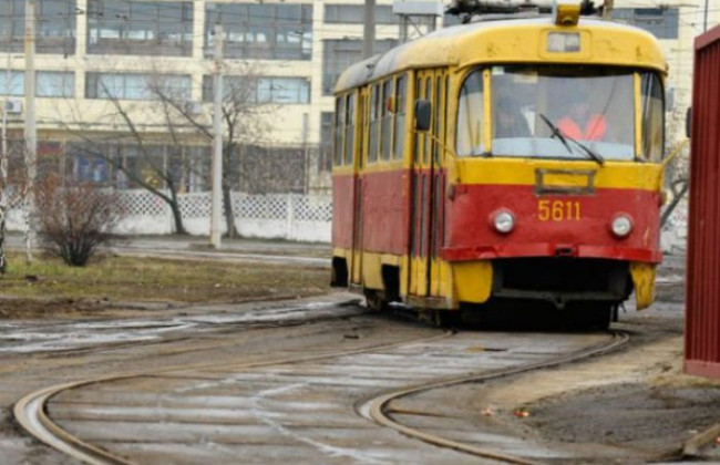 В Киеве на Троещине останавливали движение трамваев: известна причина