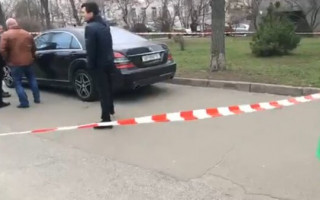 В центре столицы неизвестные обстреляли автомобиль: видео