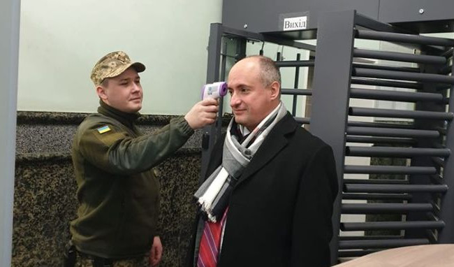 В Верховном Суде меряют температуру посетителям