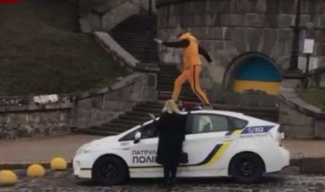 Столичный хулиган пробежался по полицейской машине: есть видео
