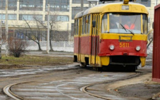 В Киеве на Троещине останавливали движение трамваев: известна причина