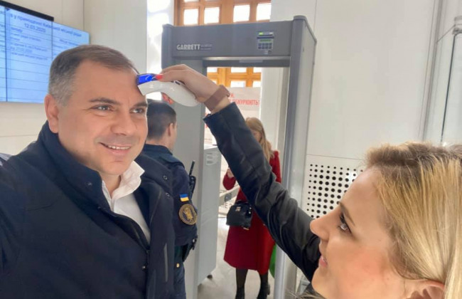 На входе в столичную мэрию всем массово измеряют температуру