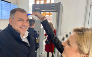 На входе в столичную мэрию всем массово измеряют температуру