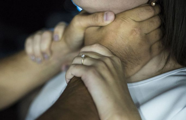 Начал душить: под Киевом напали на продавщицу магазина