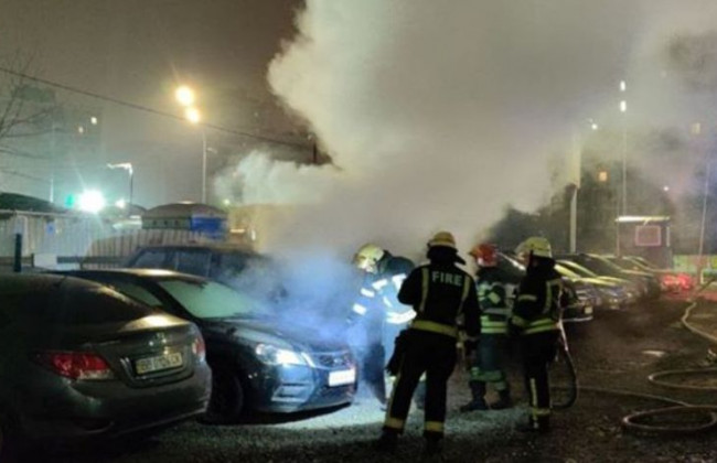 Поджог элитного внедорожника в Киеве: появилось видео инцидента