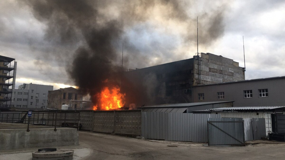 В Киеве вспыхнул масштабный пожар и прогремел взрыв, фото