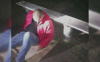В Днепре во дворах нашли еле живого мужчину с ножом в животе