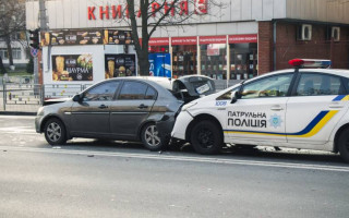 У Києві молодики напали на патрульних через ДТП: що відомо