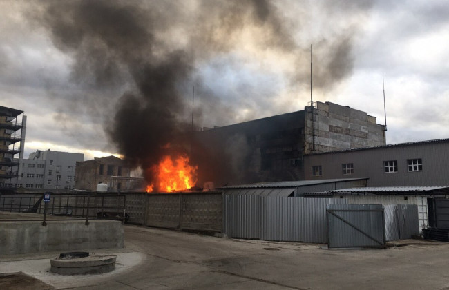 В Киеве вспыхнул масштабный пожар и прогремел взрыв, фото