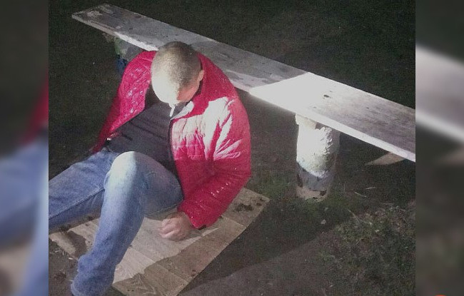 В Днепре во дворах нашли еле живого мужчину с ножом в животе