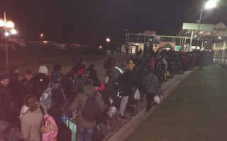 Сотни людей на закрытой границе с Польшей: в сети появились впечатляющие фото