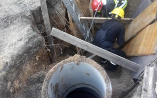 В Киеве спасатели вытащили мужчину из-под земли: подробности происшествия