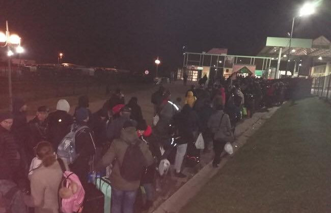 Сотни людей на закрытой границе с Польшей: в сети появились впечатляющие фото