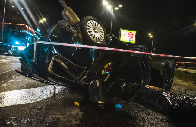 Смертельная авария в Киеве: пассажир легковушки погиб на месте, фото