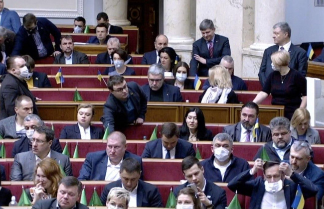 Как народные депутаты на заседании Рады защищались от коронавируса: фото