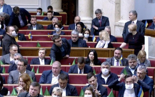 Как народные депутаты на заседании Рады защищались от коронавируса: фото