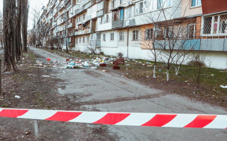 Делала уборку: в Киеве женщине, которая выбросила вещи в окно, вызвали психбригаду, фото