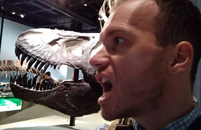 Майте совість: Малюська виклав чергове фото з динозавром на честь викриття корупціонера