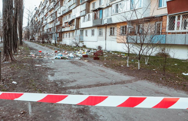 Делала уборку: в Киеве женщине, которая выбросила вещи в окно, вызвали психбригаду, фото