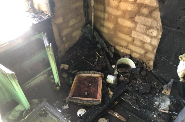 У Миколаєві дотла згоріла квартира, бо господар вирішив покурити на кухні: відео