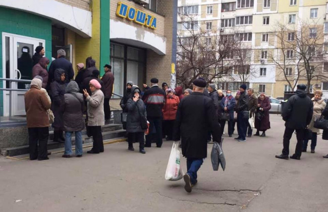 Коммуналка важнее здоровья: пенсионеры не прислушались к рекомендациям МОЗ