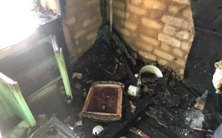 У Миколаєві дотла згоріла квартира, бо господар вирішив покурити на кухні: відео