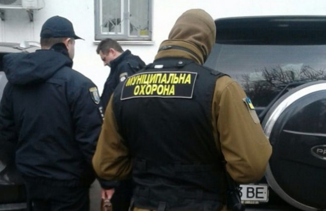 В Киеве мужчина выпал из окна больницы на крышу внедорожника