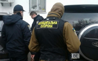 В Киеве мужчина выпал из окна больницы на крышу внедорожника