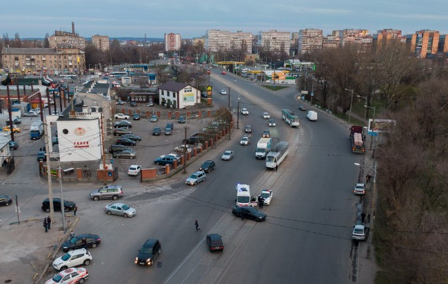 Не уступил дорогу: в Днепре BMW столкнулся со скорой,  двое получили травмы