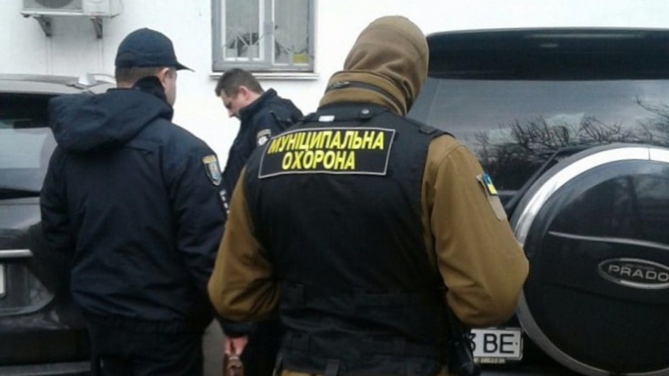 В Киеве мужчина выпал из окна больницы на крышу внедорожника