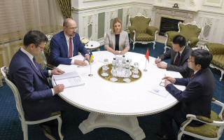 Шмигаль і Кулеба зустрілися з послом Китаю в Україні