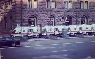 У Києві біля КМДА стоїть колона авто невідкладної допомоги, відео