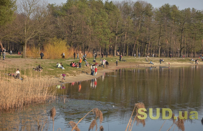 Кофе, парк и очереди на остановках: как киевляне соблюдают карантинные меры