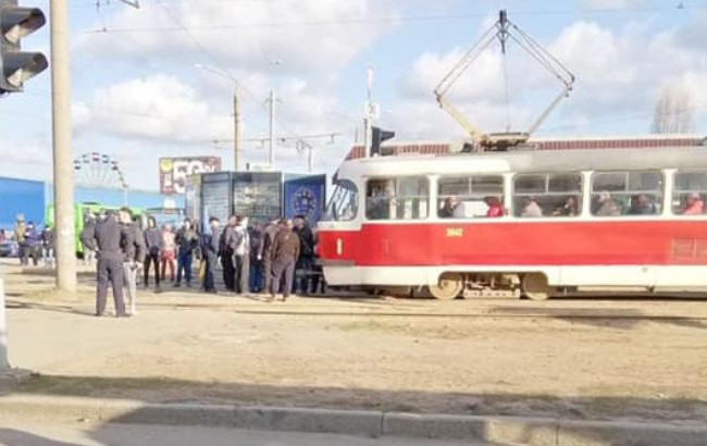 Транспортный коллапс в Харькове: пассажиры перекрывают движение трамваев и бьют стекла