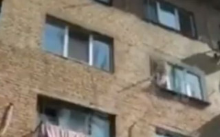 Снимали с подоконника: как в Киеве спасали ребенка, видео