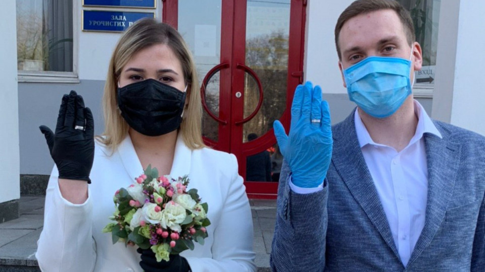 В масках и перчатках: в Киеве пара узаконила отношения, несмотря на карантин