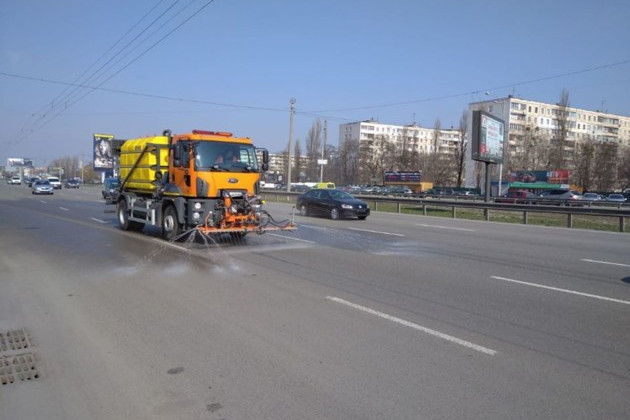 Киянам показали, як дезiнфікують «міст Кличка»