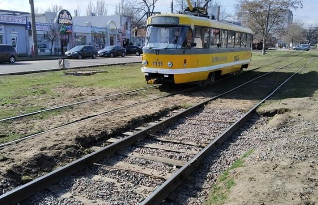 Отказался перевозить более 10 пассажиров: пенсионеры избили водителя трамвая