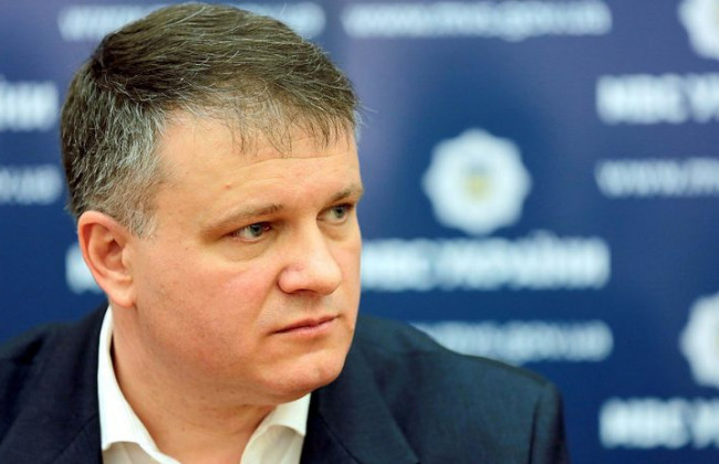 Радник голови МВС пояснив, чому написав про обмеження пересування та розподіл продуктів