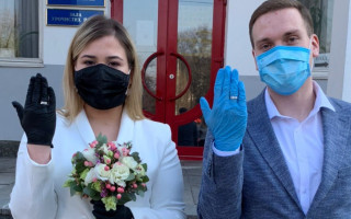 В масках и перчатках: в Киеве пара узаконила отношения, несмотря на карантин