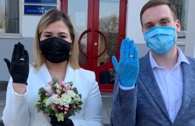 В масках и перчатках: в Киеве пара узаконила отношения, несмотря на карантин