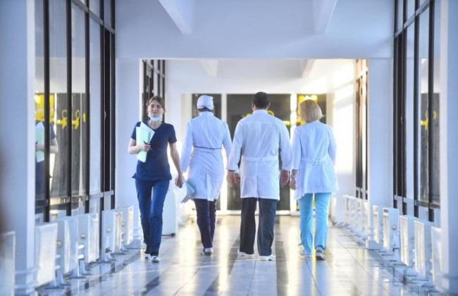 Нехватка масок и невозможность пройти тесты на COVID-2019: за что британские врачи ругают власти