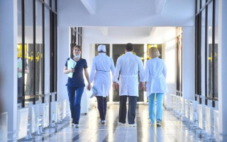 Нехватка масок и невозможность пройти тесты на COVID-2019: за что британские врачи ругают власти