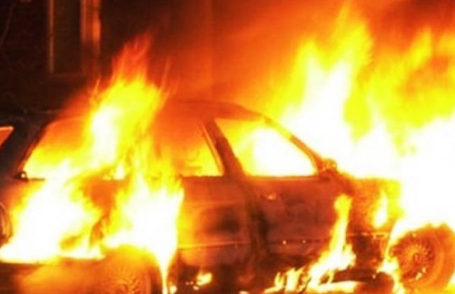 В Киеве на ходу вспыхнул автомобиль, видео