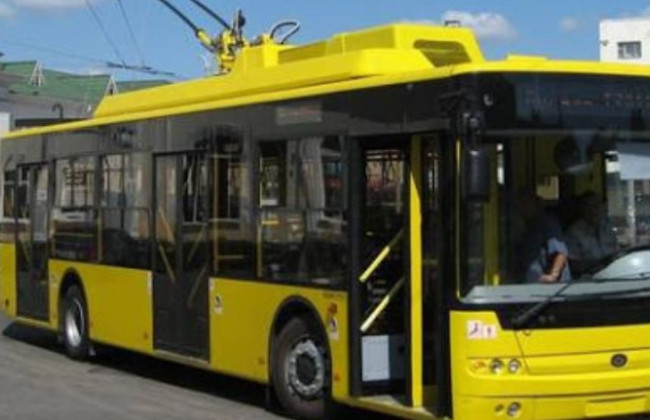 Не пустили одинадцятим: у Києві чоловік без маски понівечив тролейбус