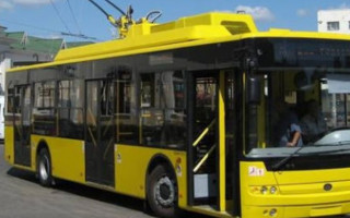 Не пустили одинадцятим: у Києві чоловік без маски понівечив тролейбус