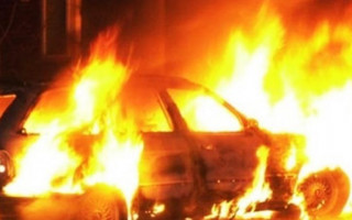 В Киеве на ходу вспыхнул автомобиль, видео